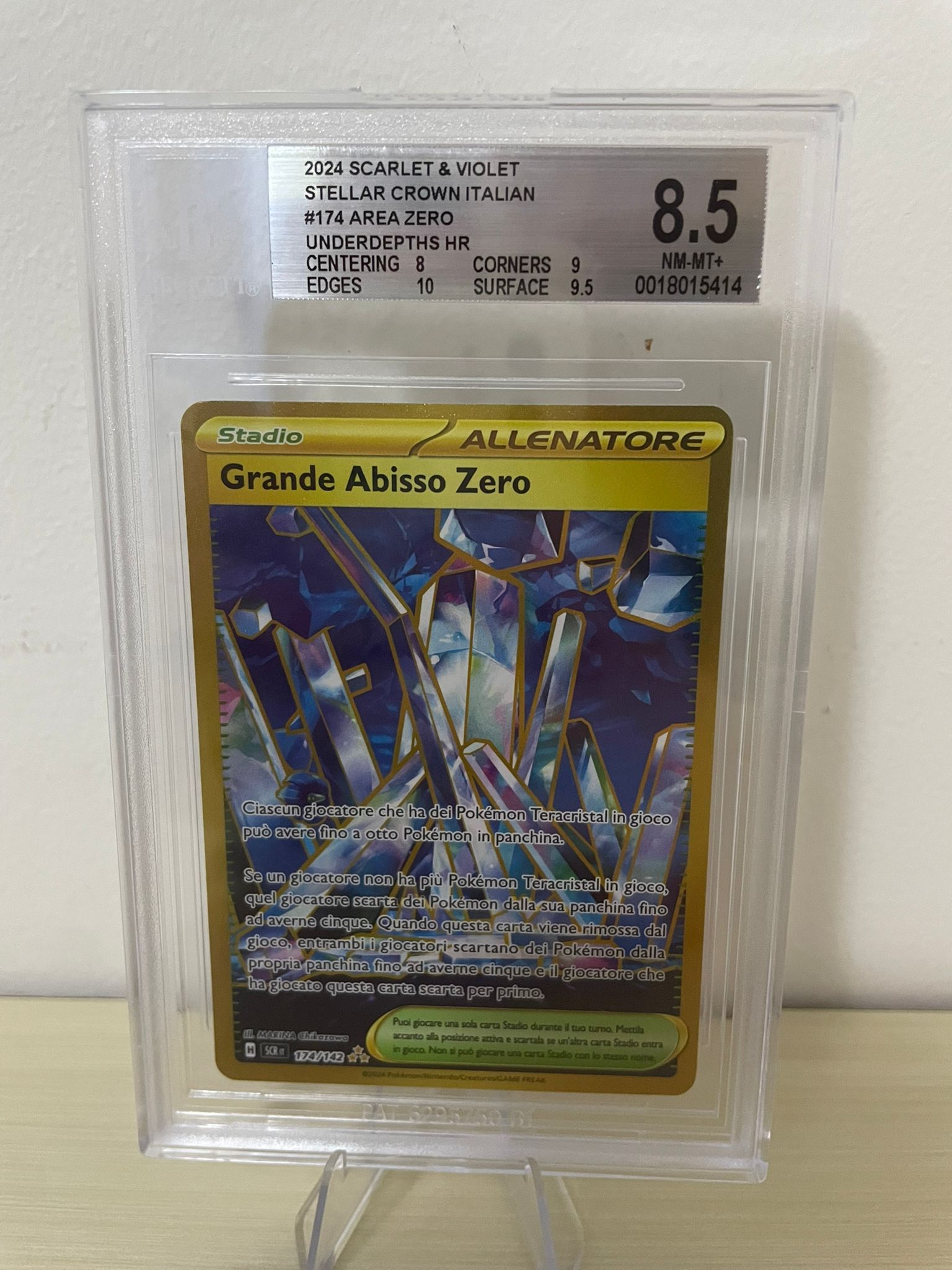 Pokemon 2024 Scarlatto&Violetto Corona Astrale - Grande Abisso Zero - SCR IT 174/142 BGS 8.5 [ITA]